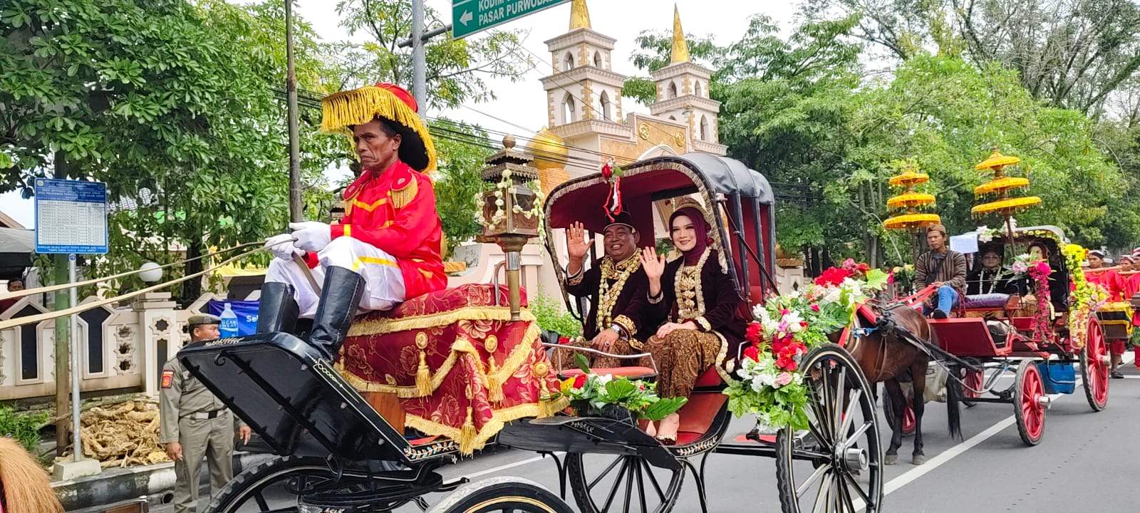 SAPA WARGA &ndash; Bupati Grobogan Setyo Hadi menyapa warga saat parade kereta kencana kuda menuju ke kantor Pendopo Kabupaten Grobogan dalam prosesi Boyong Grobog. 