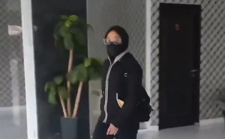 Seorang calon pengantin wanita kepergok check in dengan rekan kerja (foto: tangkapan layar)