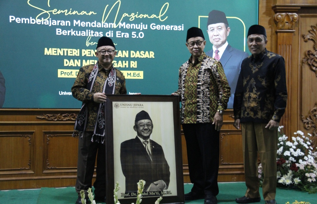 APRESIASI: Rektor Unisnu Jepara Abdul Djamil (kedua dari kanan) serta Ketua Yaptinu Shodiq Abdullah (kanan) memberikan kenang-kenangan kepada Mendikdasmen RI Abdul Mu'ti usai Seminar Nasional (4/3).