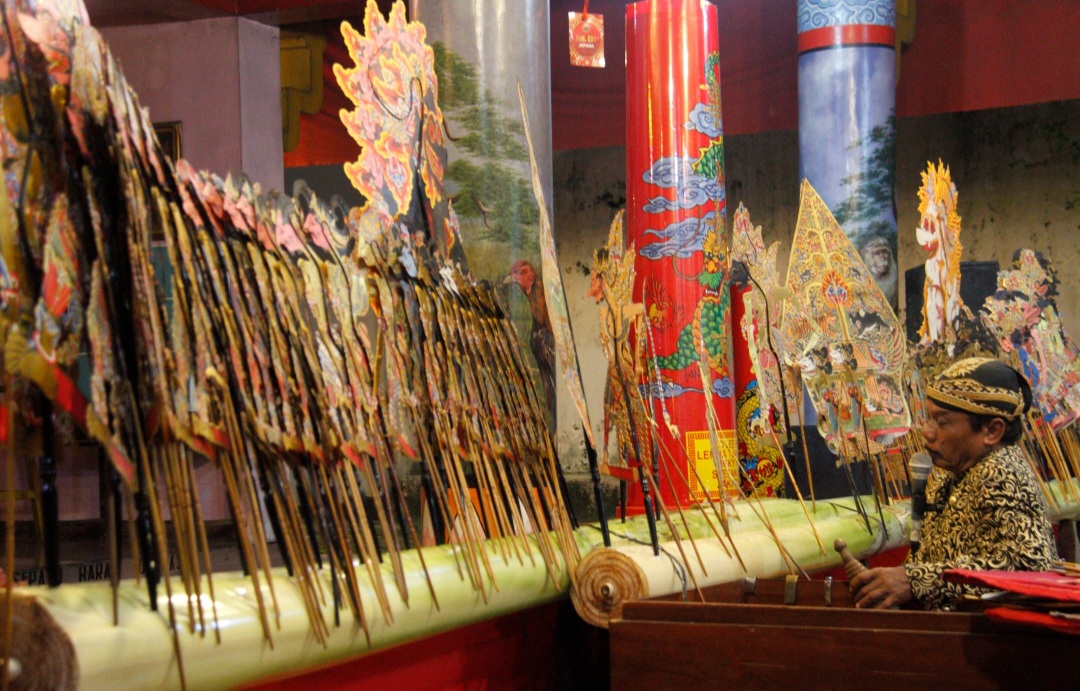 KHIDMAT: Ki Dalang Waroto memainkan lakon wayang semalam suntuk pada Selasa-Rabu (3-4/3) dini hari.