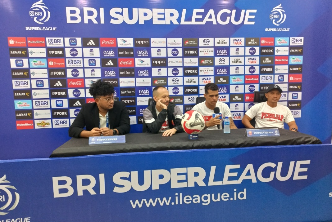 PMPC: Pelatih Persijap Mario Lemos didampingi pemain Charlos Franca menggelar pers conference usai latihan pada Rabu (4/3) petang.