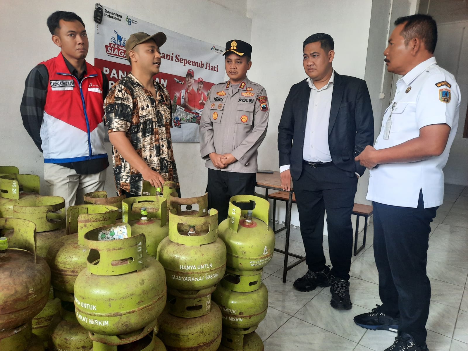 CEK STOK: Taufiq Kurniawan Area Manager Communication, Relations and CSR Pertamina Jawa Bagian Tengah (kiri) bersama pemilik pangkalan elpiji 3 Kg Imron beserta Kapolres Kudus