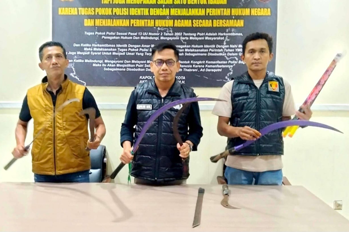 SENJATA TAJAM: Polisi menunjukkan barang bukti yang disita saat perang air di belakang PG Rendeng.  