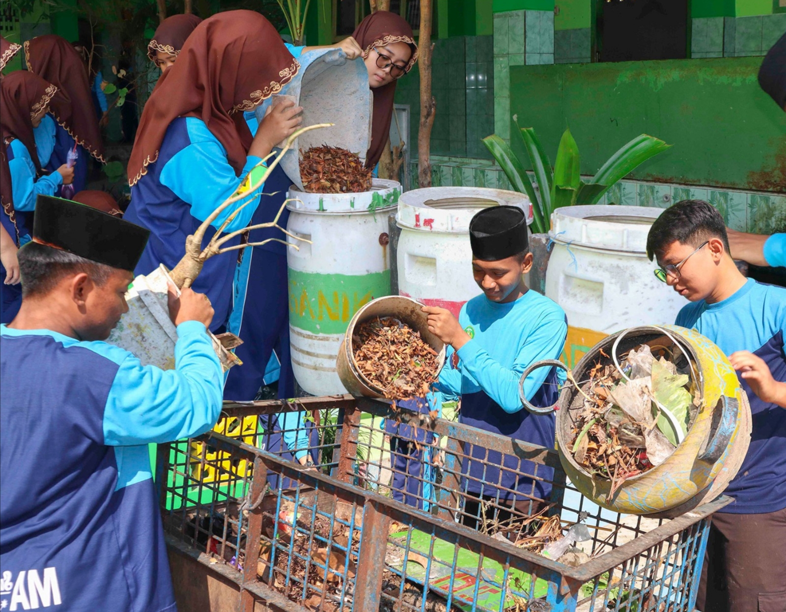 PEDULI LINGKUNGAN: Siswa MA Sunniyyah Selo, Tawangharjo, Grobogan saat mengumpulkan sampah organik.