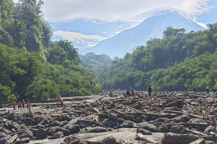 Proses pencarian korban yang terseret banjir lahar dingin di Sungai Senowo dan roda mobil di antara bebatuan. (ROFIK SYARIF/ JAWA POS RADAR MAGELANG)