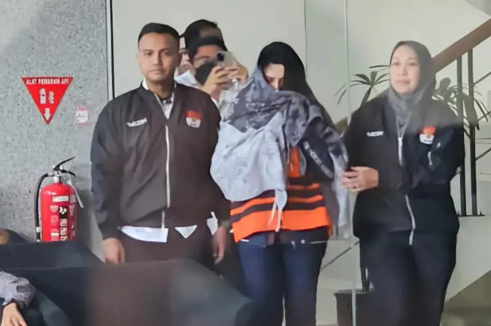 Bupati Pekalongan Fadia Arafiq mengenakan rompi tahanan KPK, di Gedung Merah Putih KPK, Jakarta, Rabu (4/3). (Muhamad Ridwan/JawaPos.com)