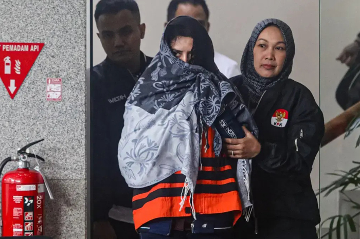 Bupati Pekalongan Fadia Arafiq menggunakan rompi tahanan KPK di Gedung Merah Putih KPK, Jakarta, Rabu (4/3/2026). (Salman Toyibi/ Jawa Pos)