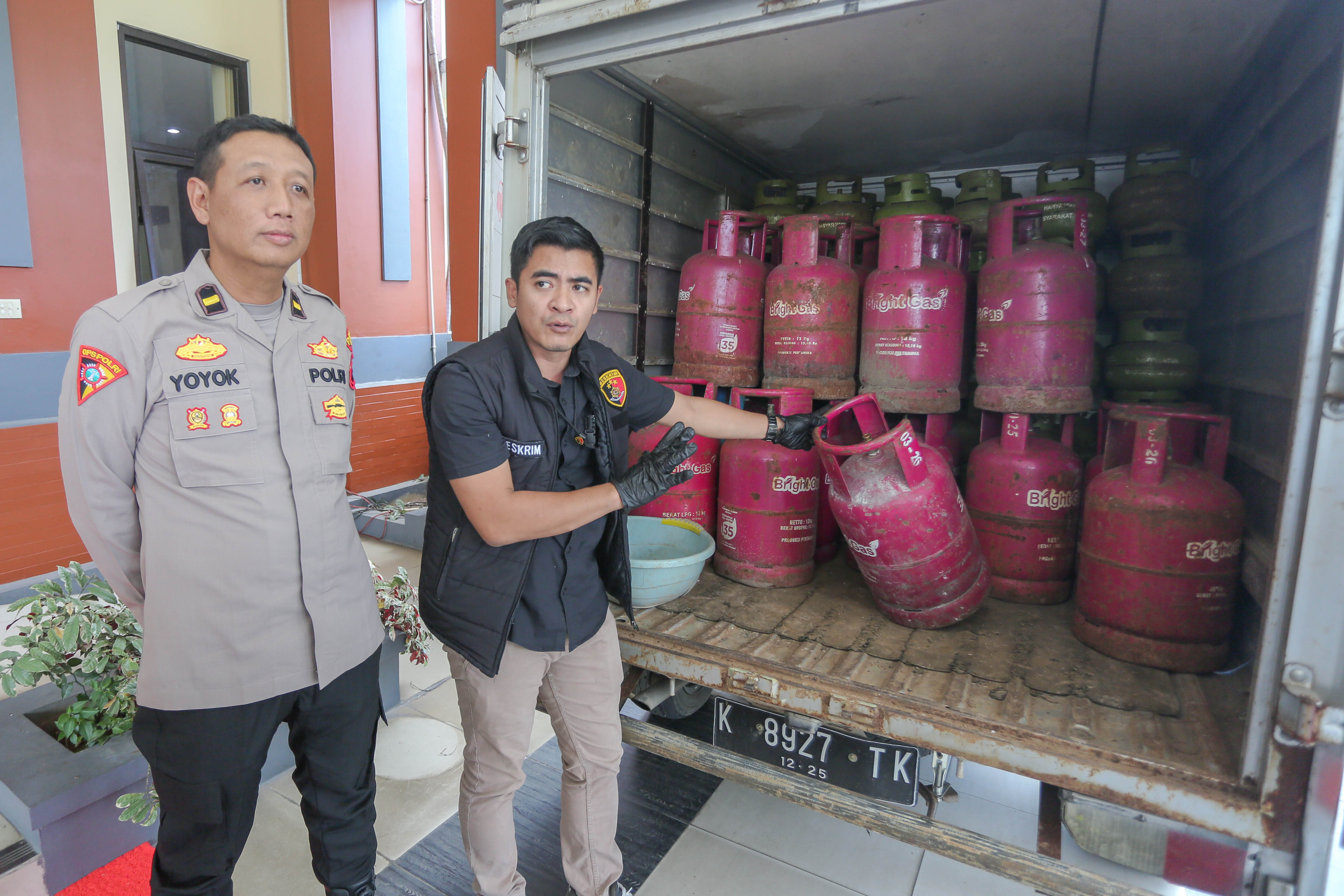 DIBEKUK: Polisi menunjukkan barang bukti tabung gas hasil tindakan penyalahgunaan.  