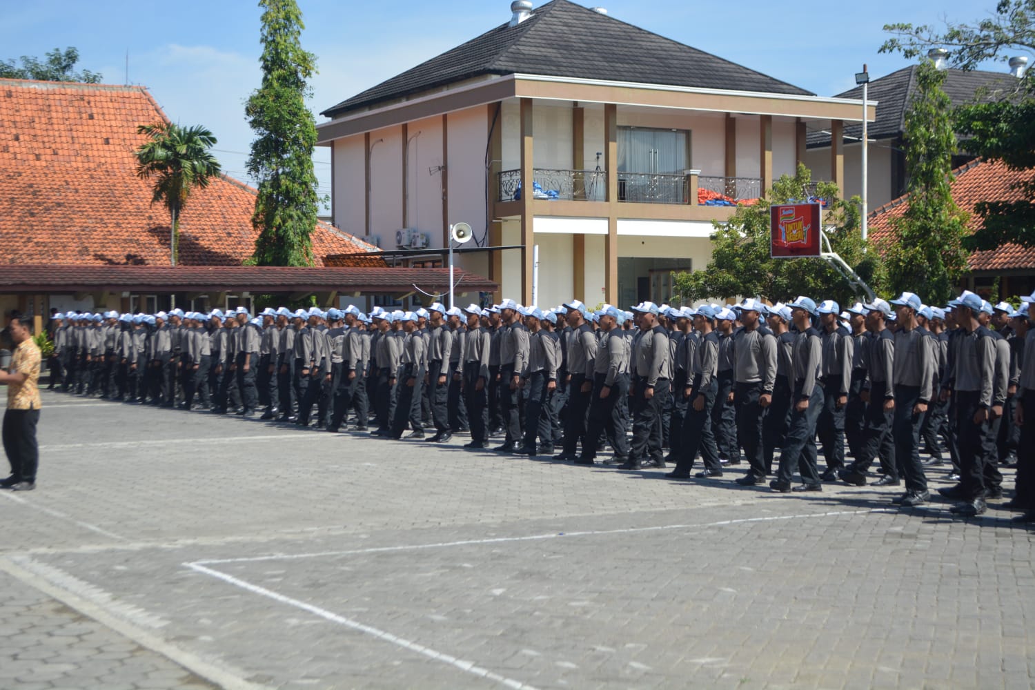 KETARUNAAN: Siswa kelas X SMKN 2 Purwodadi saat dilatih ketarunaan.