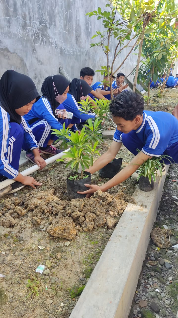 PEDULI LINGKUNGAN: Sejumlah siswa SMKN 2 Purwodadi saat melakukan penghijauan.