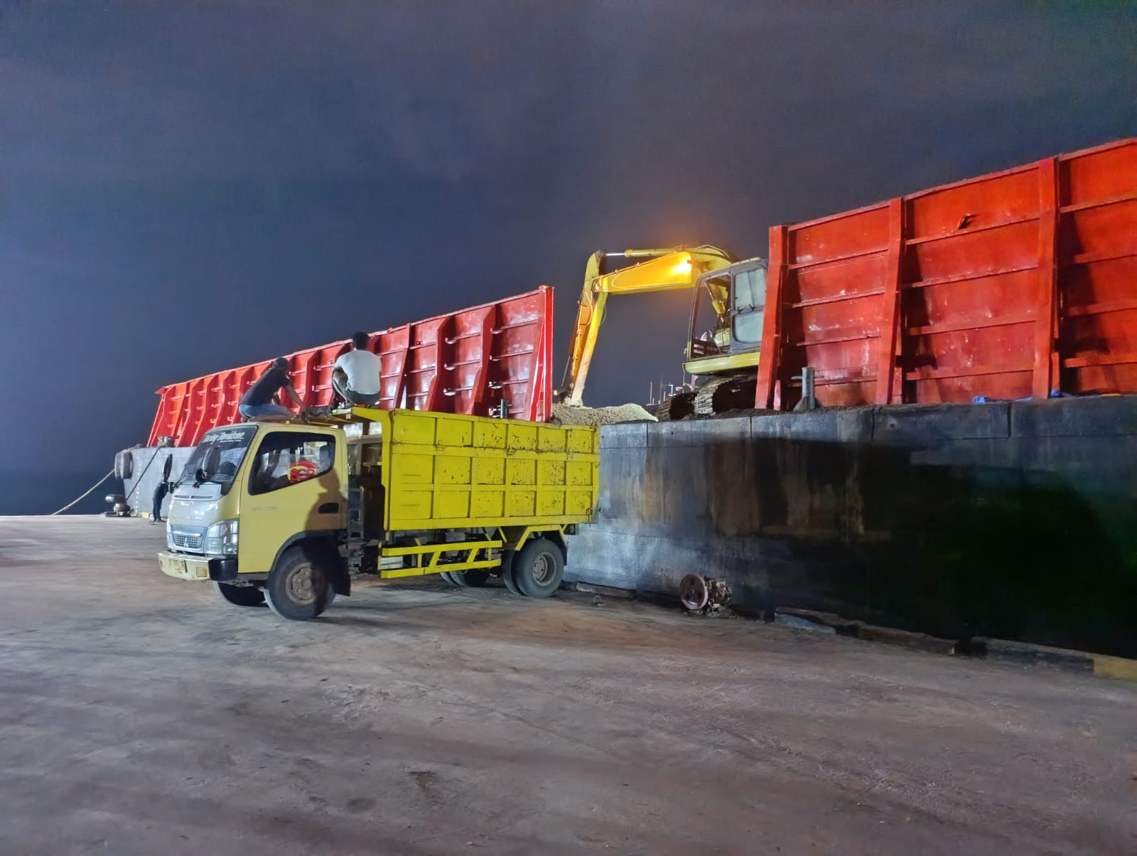 BONGKAR MUAT: Proses muat material di Pelabuhan Legon Bajak Desa Kemujan pada Kamis (5/3) pagi buta.