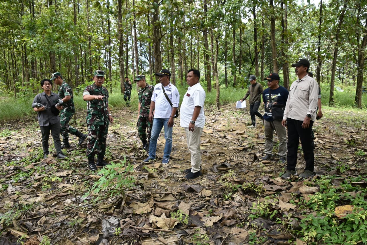 MENINJUA: Tim Kemenhan RI saat melihat bakal lokasi Yon TP di Kalimaro Kecamatan Kedungjati.