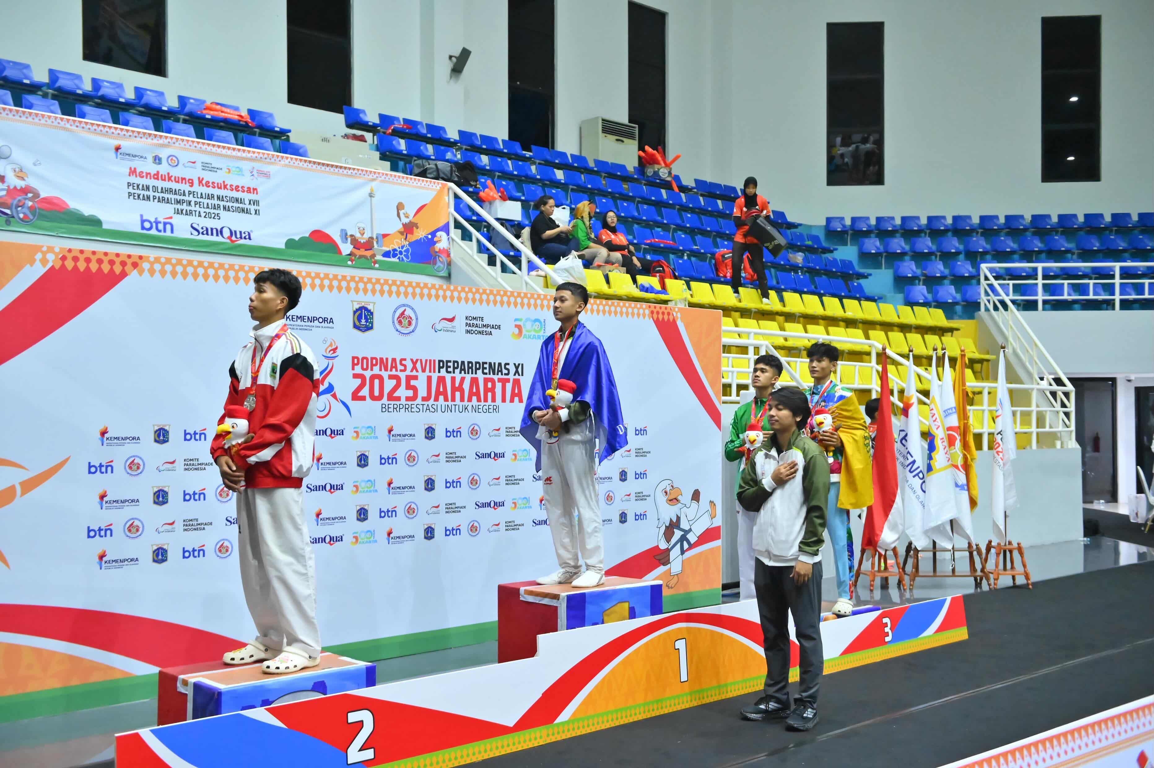 JUARA: FEBRIANO AQUANEUS ABELS kelas XII TBSM 1 menjadi juara 2 