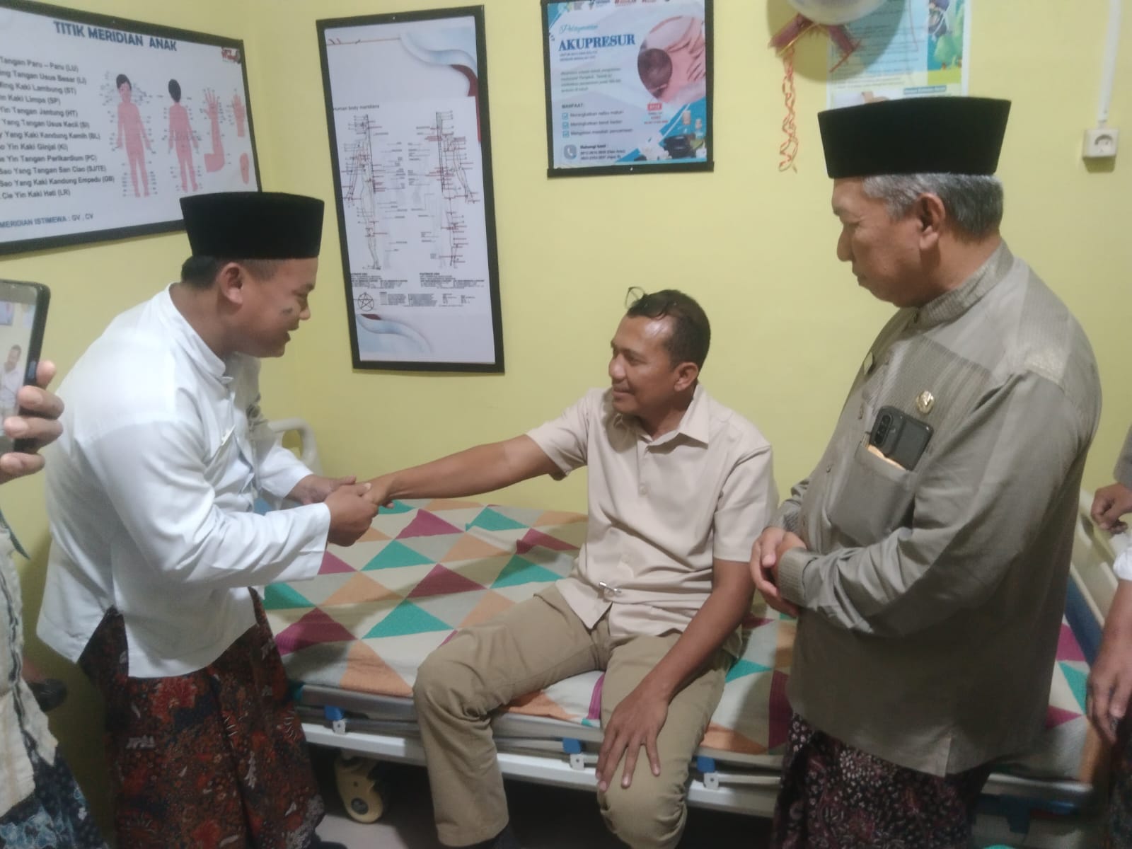 DOK. RADAR KUDUS LAYANAN BARU: Gunasih Anggota DPRD Rembang mencoba layanan baru akupresur di Puskesmas Kragan II kemarin. 