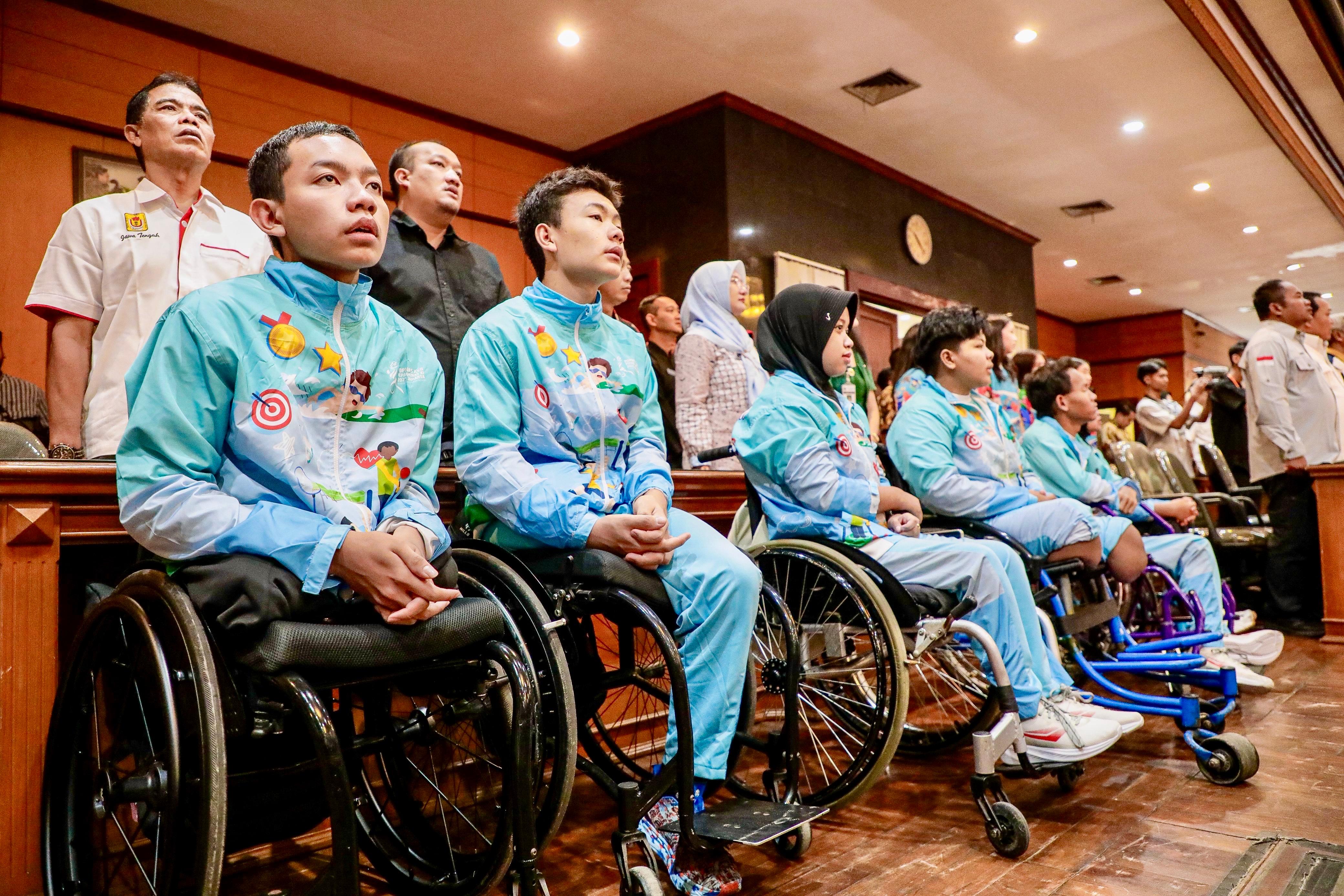 SEMANGAT: Tali asih diserahkan secara simbolis oleh Gubernur Jawa Tengah, Ahmad Luthfi, kepada perwakilan atlet di Aula Gedung Bapenda Provinsi Jawa Tengah, Kamis, 5 Maret 2026.