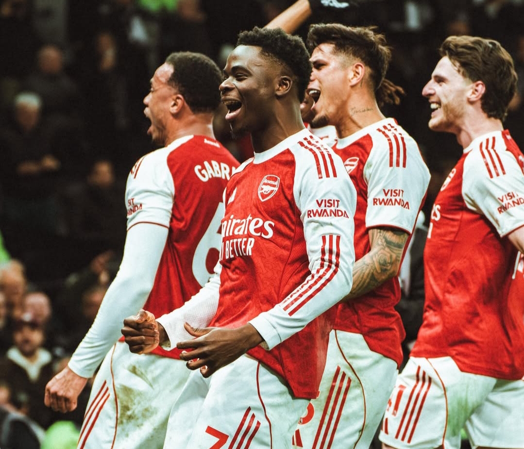 Bukayo Saka selebrasi bersama rekan setimnya di Arsenal