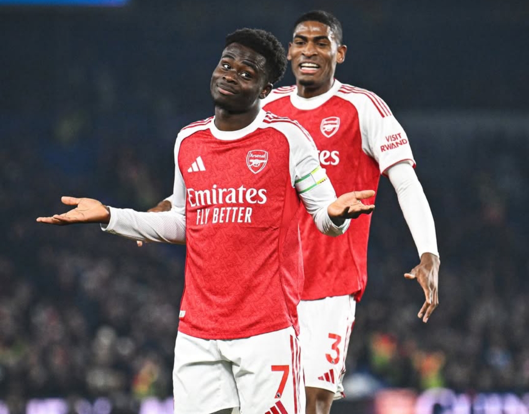 Bukayo Saka berselebrasi bersama rekan satu timnya di Arsenal, Mosquera