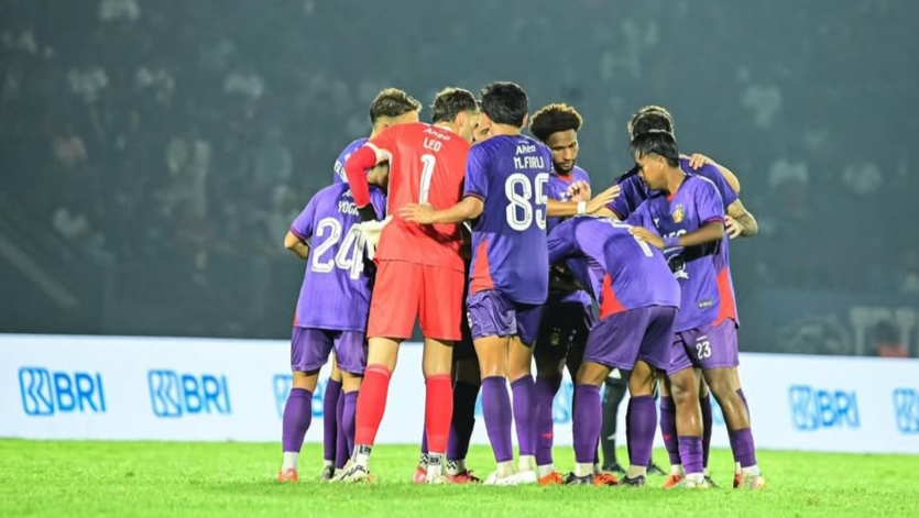 Para pemain Persik Kediri berkumpul sebelum bertanding