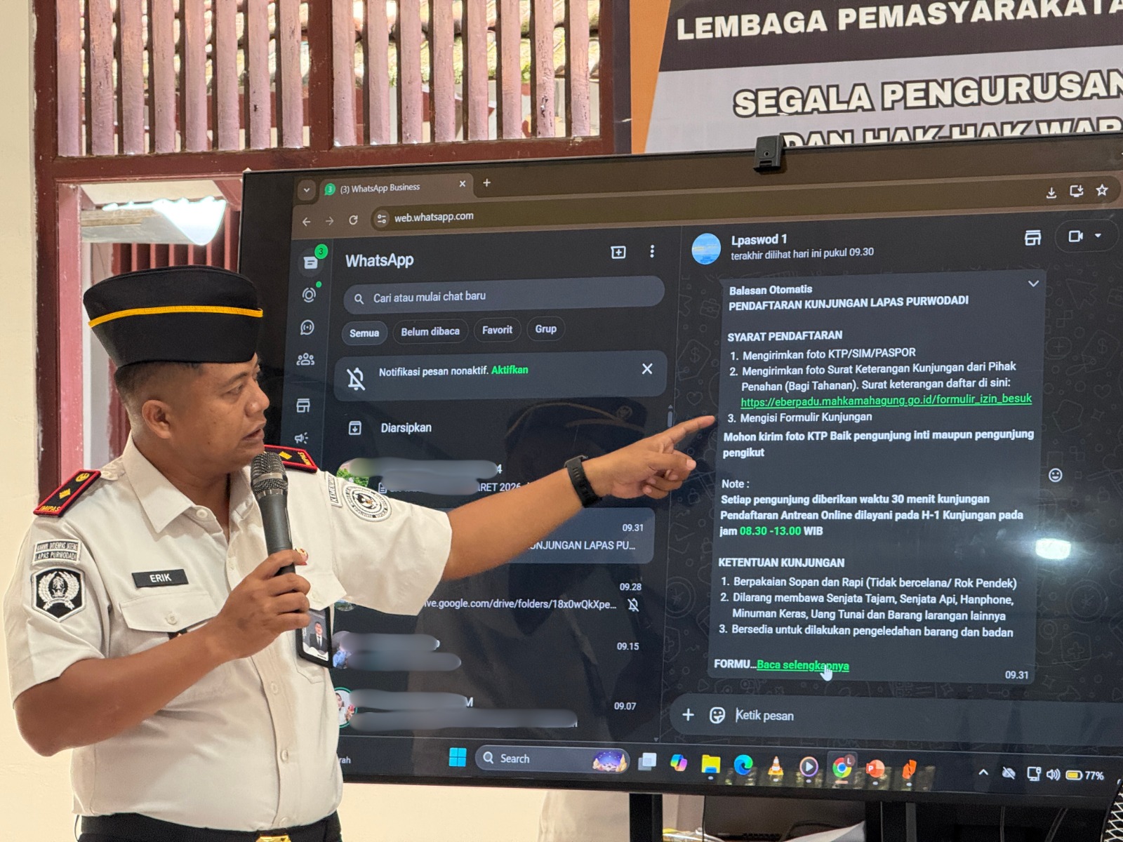 BERIKAN KETERANGAN &ndash; Kepala Lapas Purwodadi Erik Murdiyanto memberikan keterangan tentang pelayanan kunjungan tahanan online