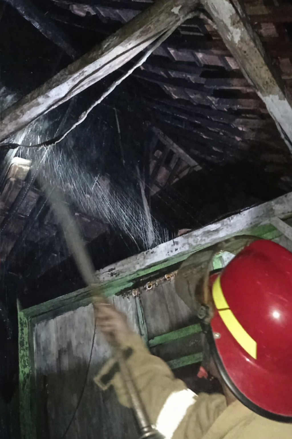 Petugas pemadam kebakaran sedang menyemprot air di rumah warga Desa Bandungsari, Kecamatan Ngaringan, Rabu (4/3)