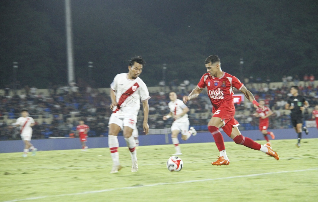 SPARTAN: Charlos Franca tengah mencoba menerobos benteng pertahanan Persis Solo pada Kamis (5/3).