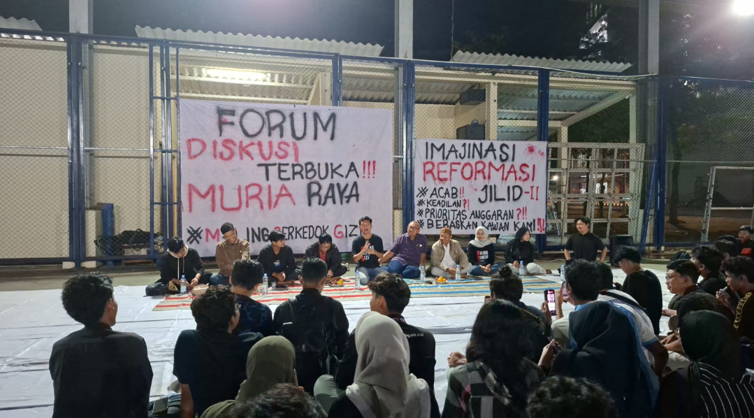WAWASAN: Presiden BEM Universitas Gadjah Mada Tiyo Ardianto memantik pembahasan terkait dinamika politik nasional di Lapangan Basket UMK, Rabu (4/3). (ANDIKA TRISNA SAPUTRA/RADAR KUDUS)