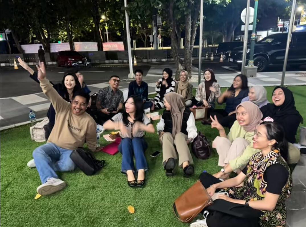 Momen anang bersama teman-teman kuliahnya (Foto: tiktok @fatwaberlianda)