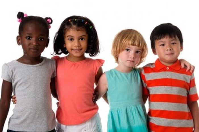 Ilustrasi empat orang anak dengan warna kulit berbeda. [Shutterstock]  
