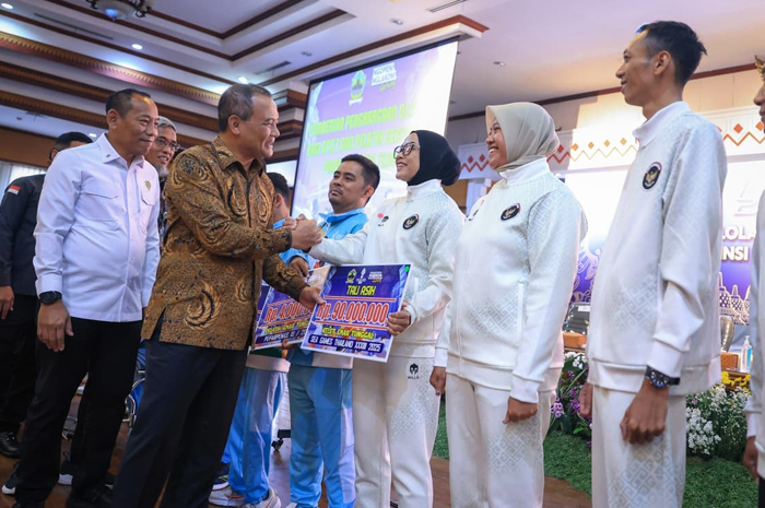 Gubernur Jawa Tengah, Ahmad Luthfi memberikan tali asih dan penghargaan kepada para atlet dan pelatih yang mengharumkan nama Jateng.  