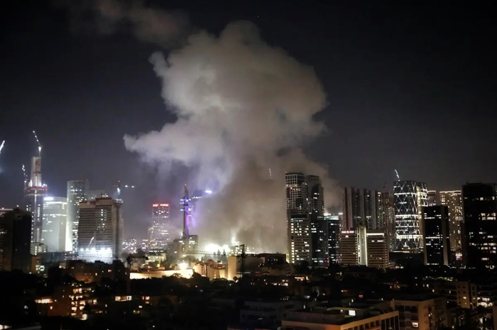 Asap tebal membubung setelah serangan rudal balasan dari Iran menghantam wilayah Tel Aviv, Israel, pada Jumat malam, 13 Juni 2025. (Reuters)