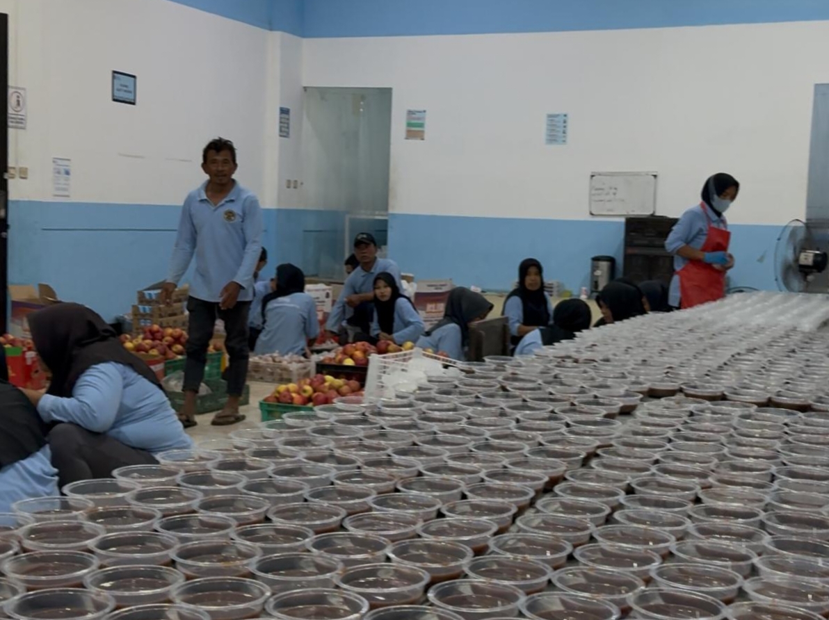 PERSIAPAN: Pekerja di SPPG Jepon Seso 1 saat menyiapkan menu.  