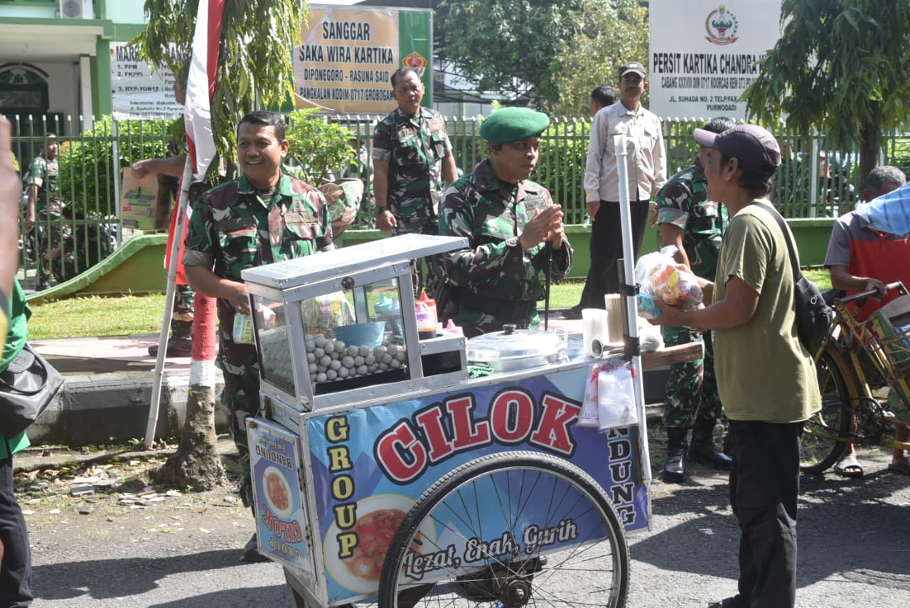 BERBAGI: Dandim 0717/Grobogan saat berbagi takjil dengan tukang cilok yang melintasi depan Makodim.