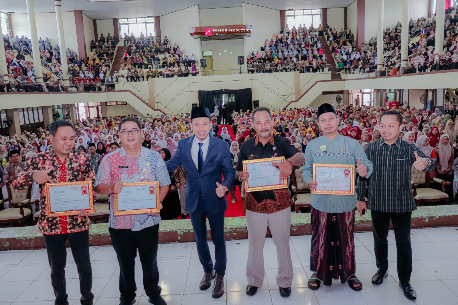 SEMANGAT: Pengisi materi di hadapan ribuan guru Jepara. 