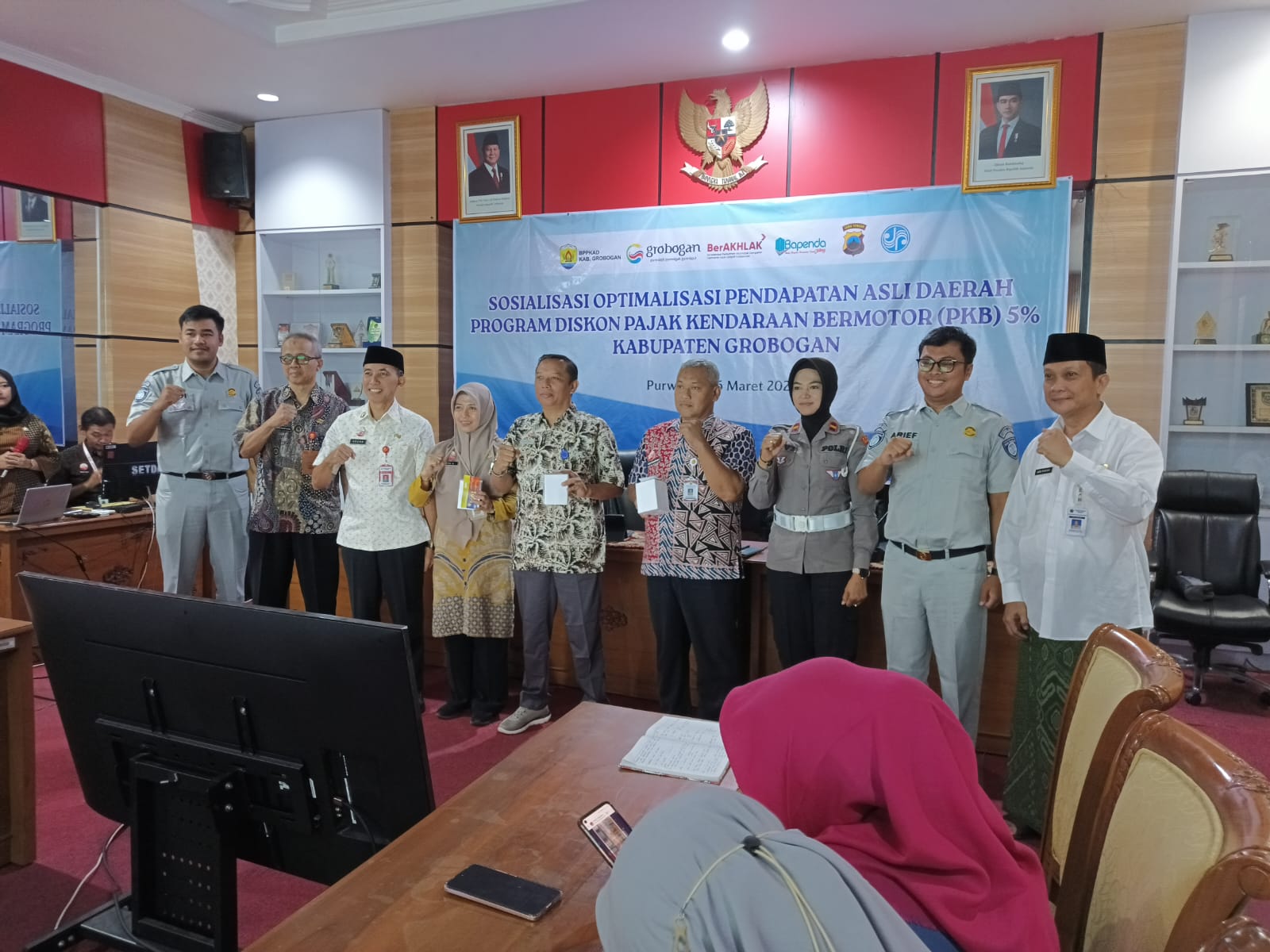 SOSIALISASI: Instansi gabungan saat melakukan sosialisasi optimalisasi PAD melalui program PKB 5 persen.