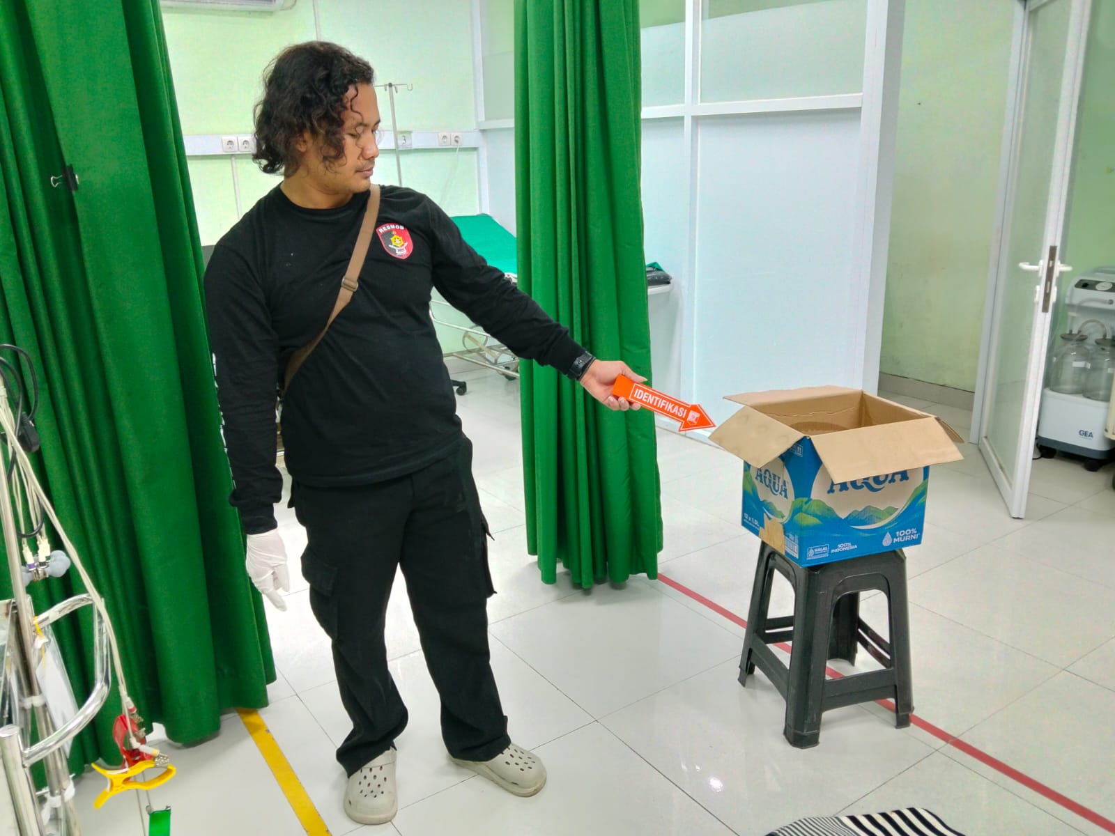 CEK: Personil Polsek Cepu saat menunjukkan bukti kardus yang jadi tempat pembuangan bayi. 