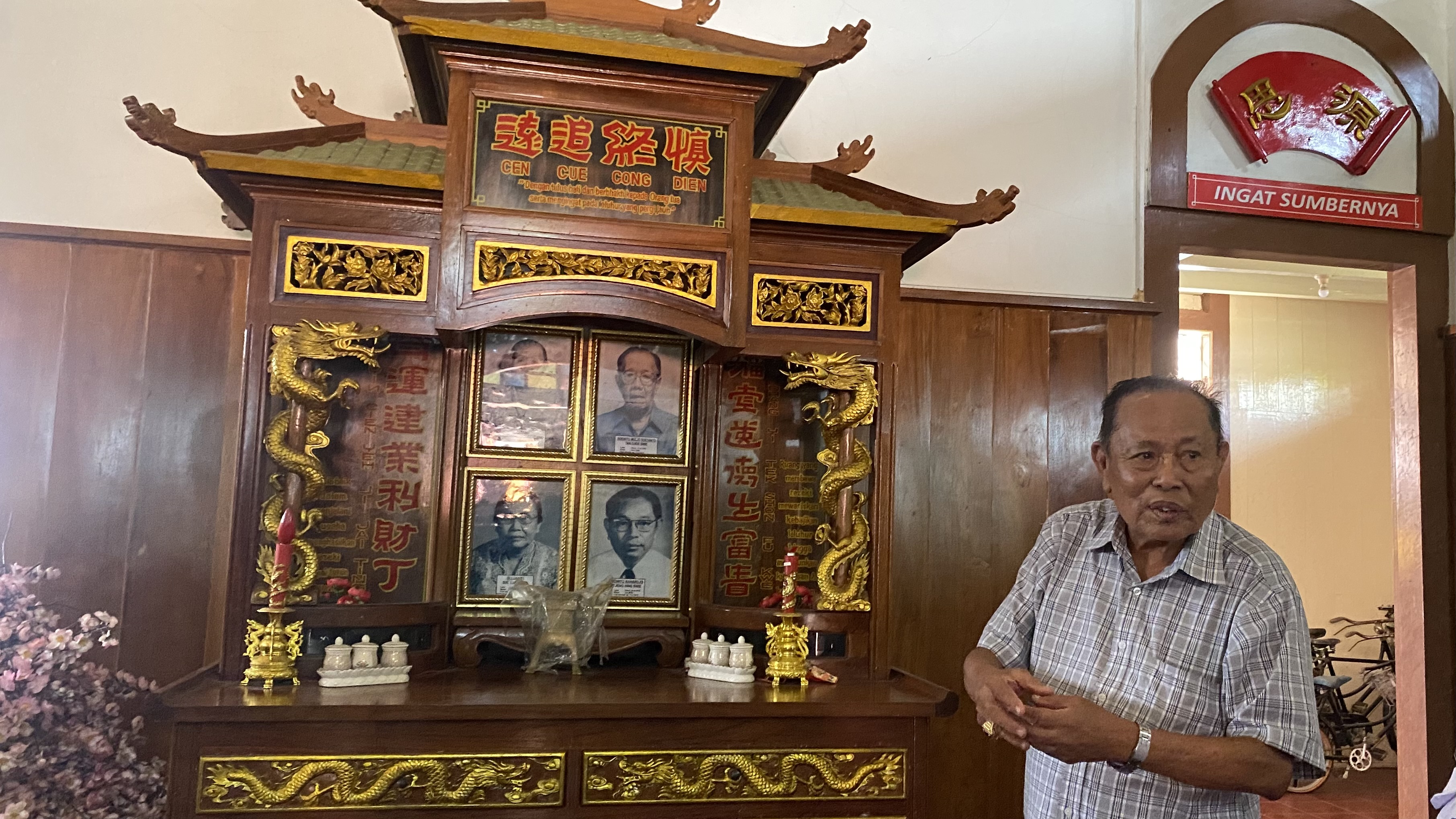 PERSEMBAHAN: Haji Tieksun menunjukkan tempat sembahyang yang ada di dalam rumah China Muslim.
