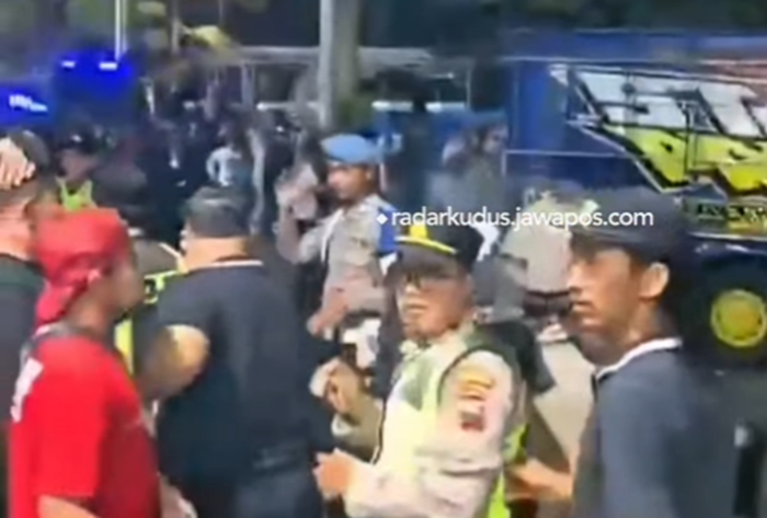 Momen kerusuhan yang terjadi pasca Persijap vs Persis Solo