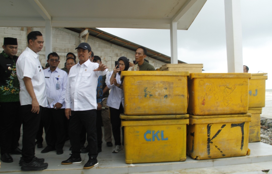 TERINTEGRASI: Menteri Kelautan dan Perikanan Sakti Wahyu Trenggono didampingi Bupati Jepara Witiarso Utomo meninjau lokasi KNMP di Desa Bumiharjo pada Jumat (6/3).