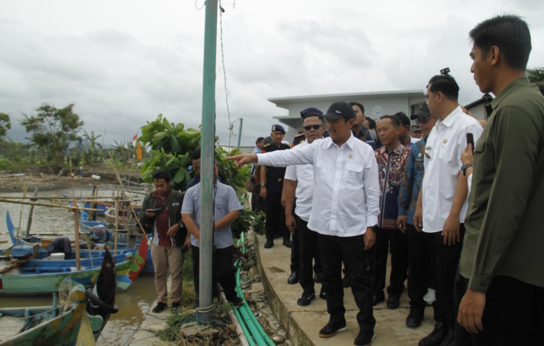 TINJAU: Menteri KKP tengah menilik area sandar dan tambatan kapal nelayan di lokasi KNMP.