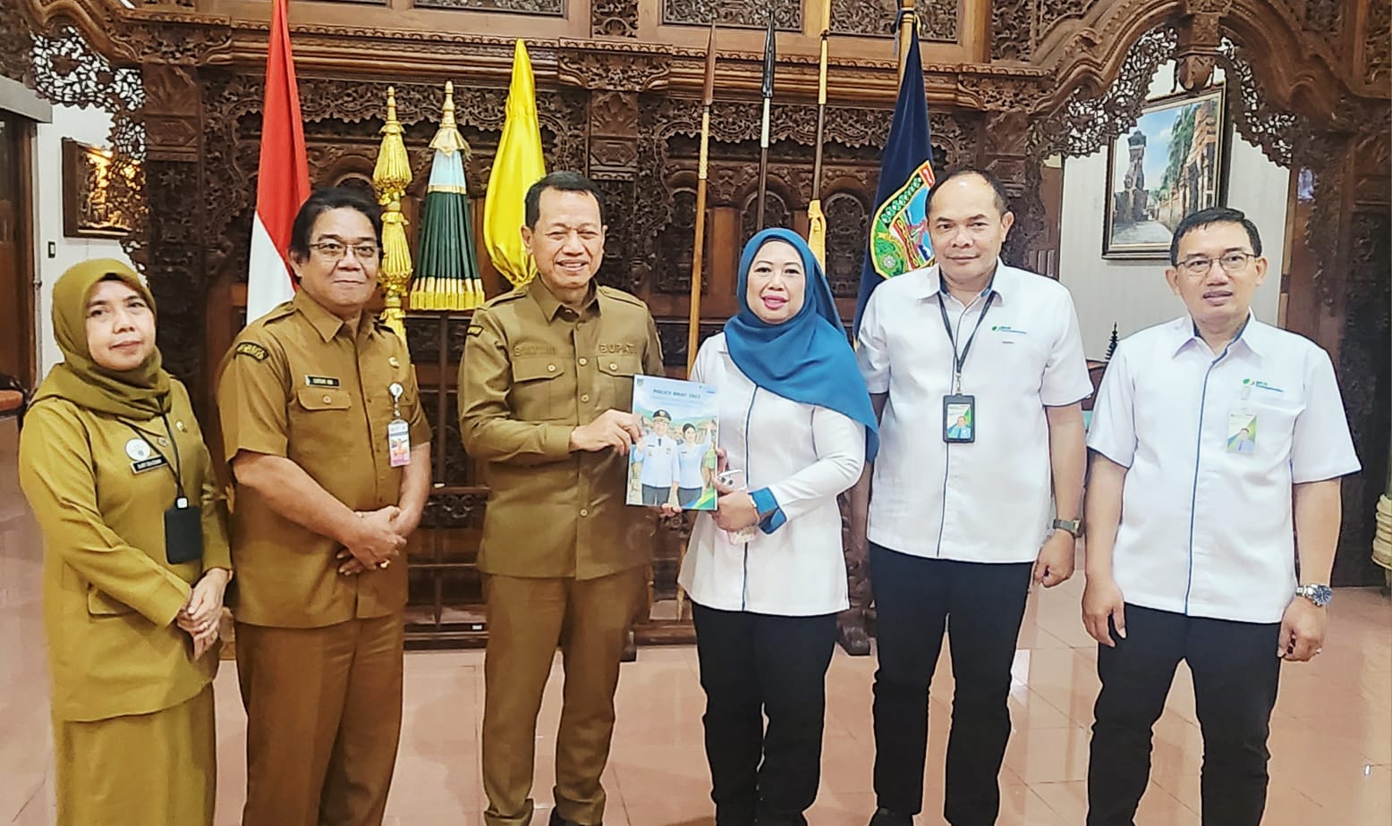 SINERGI: Kepala Kantor Cabang BPJS Ketenagakerjaan Kudus, Dewi Mulya Sari beserta jajarannya dengan Bupati Kudus Sam'ani Intakoris di Pringgitan Pendapa Kabupaten Kudus, Senin (2/3/2026).