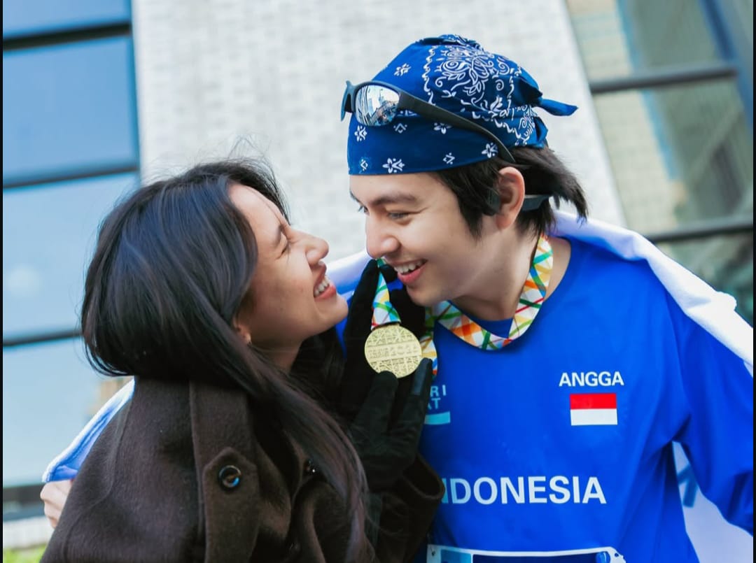 Momen Shenina peluk Angga di Tokyo Marathon (Foto: instagram @sheninacinnamon)