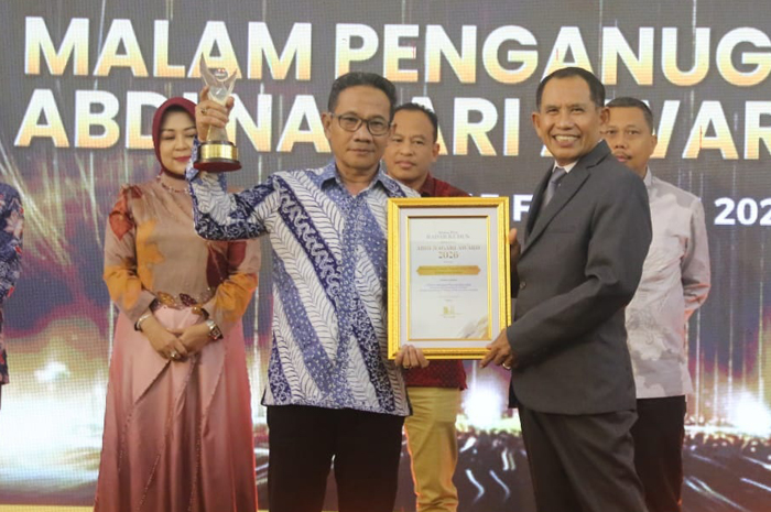 APRESIASI: Direktur Utama Perumda Tirta Muria sekaligus ketua Perpamsi Korwil Pati Winarno S.T. menerima penghargaan Abdi Negara 2026 yang diserahkan oleh Direktur Jawa Pos Radar Kudus Baehaqi.
