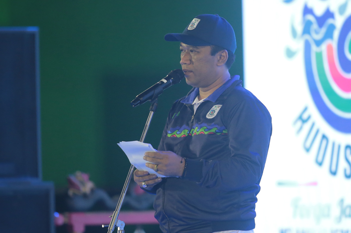 SAMBUTAN: Yan Laksmana S.T., Direktur Perumda Tirta Muria Kudus sebagai ketua panitia memberi sambutan saat pembukaan acara FORGA ke-8. 