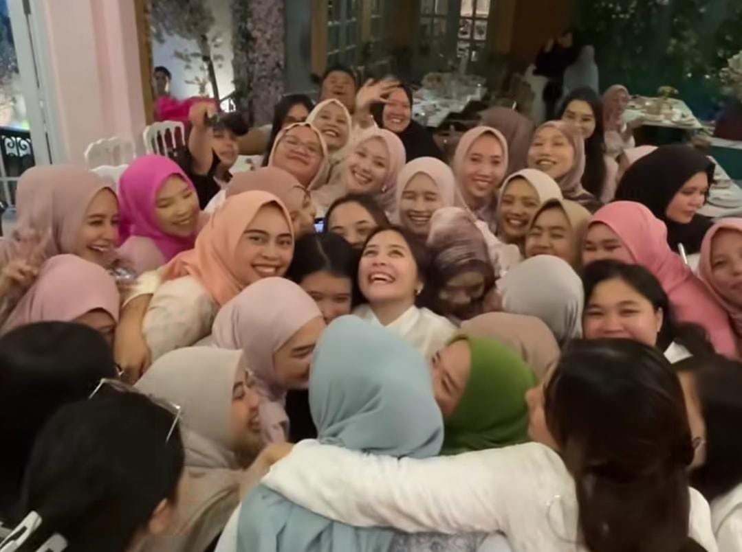 Momen Prilly bersama Prillvers saat buka bersama (Foto: tangkapan layar reels instagram @prillylatuconsina96)