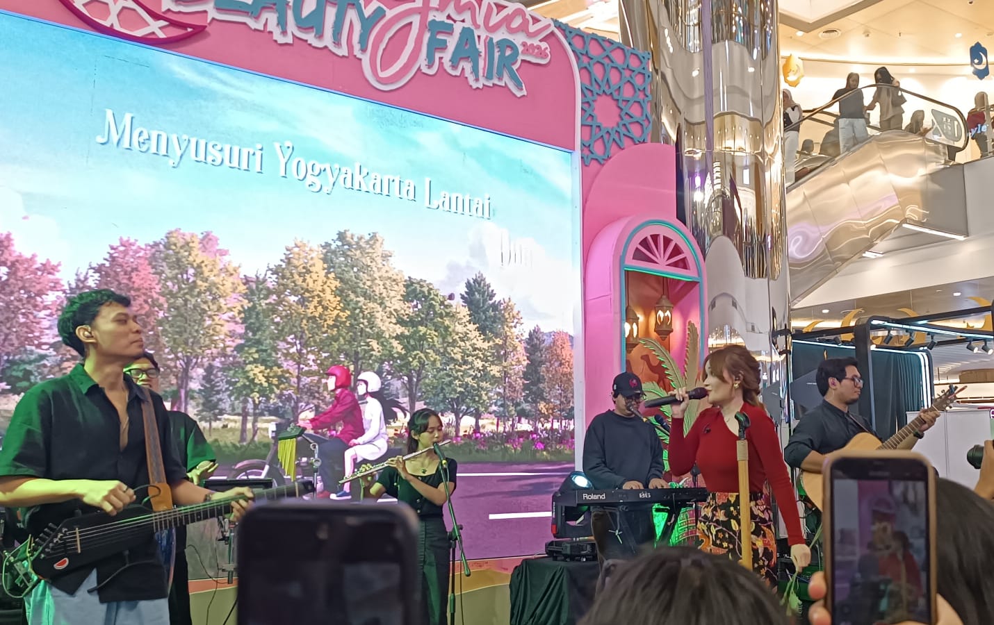 Penampilan Fanny Soegi menyanyikan lagu 