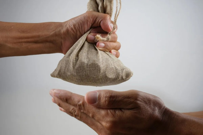 Ilustrasi bersedekah (Shutterstock)