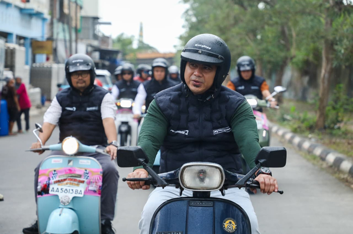 Wakil Gubernur Jateng Taj Yasin Tinjau SPBU Naik Vespa bareng komunitas di Semarang untuk memestikan stok BBM aman jelang lebaran.  