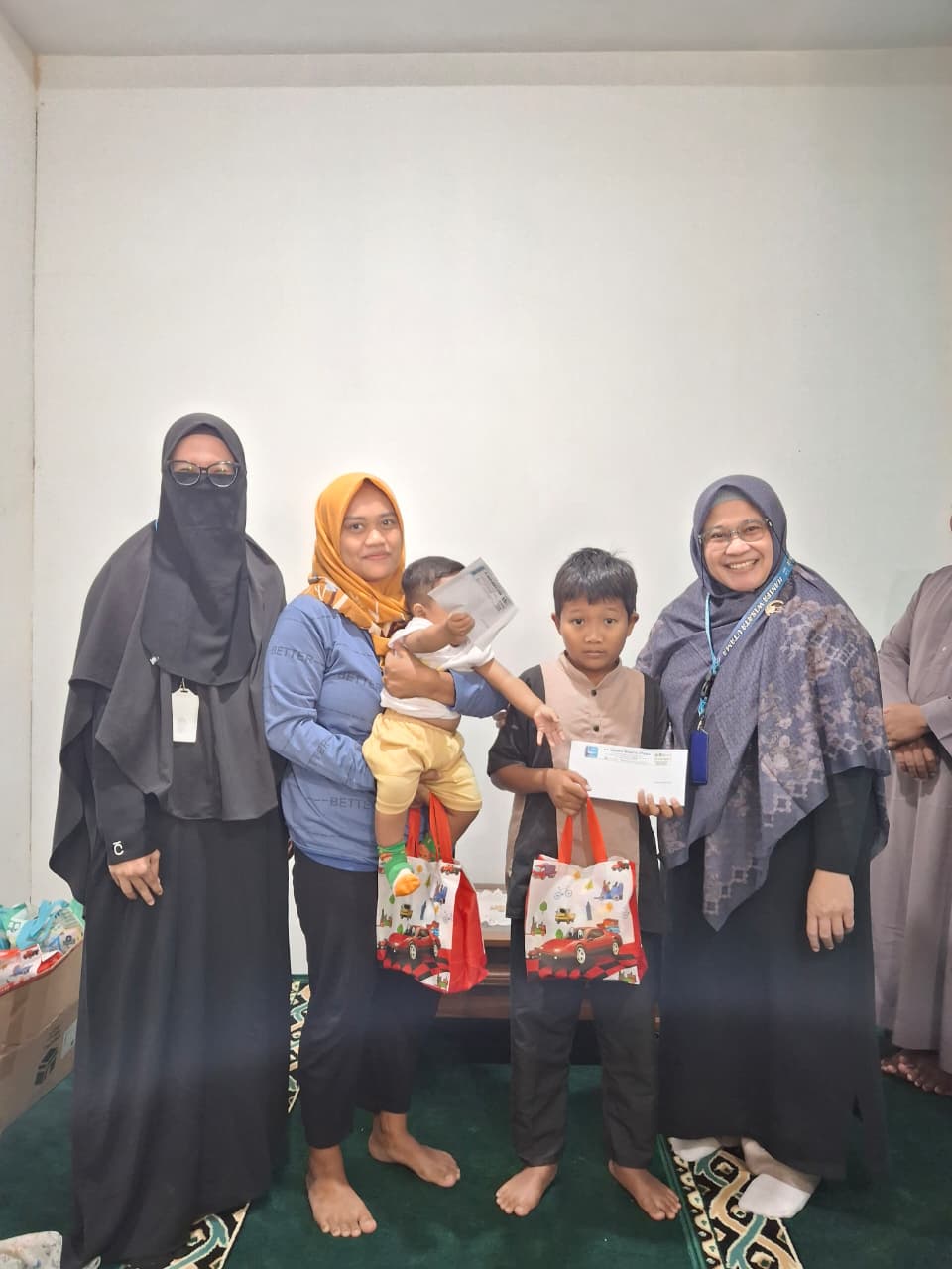 BERBAGI &ndash; Pengurus Hanifa Sholehah Until Jannah memberikan santunan kepada anak yatim di bulan Suci Ramadan jelang Lebaran. 