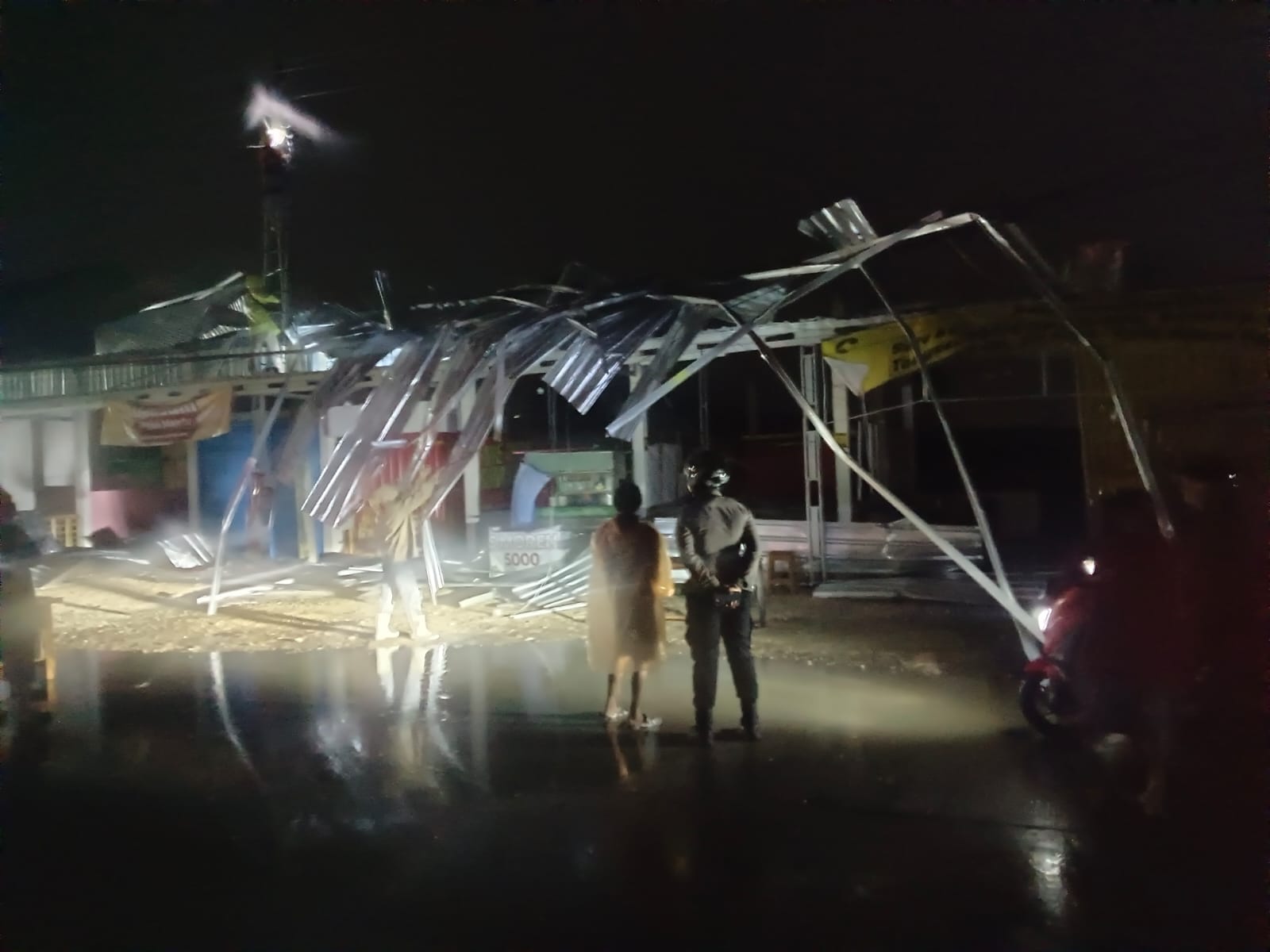   AMBYAR: Atap kios UMKM di Sumbergayam  Kragan porak poranda setelah disapu hujan angin, Sabtu malam (7/3).