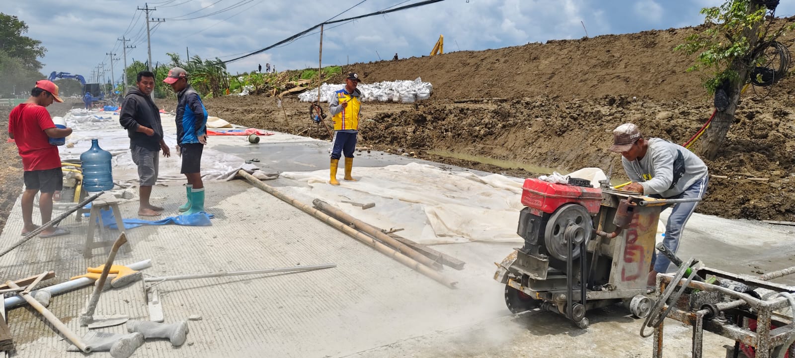 SELESAI PENGECORAN  &ndash; Pekerja sedang melakukan pekerjaan usai selesai pengecoran dalam pembangunan Jalan Purwodadi &ndash; Semarang di Desa Tinanding, Kecamatan Godong. 